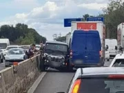 Fugge contromano per 17km con un’auto rubata, poi viene arrestato e portato in ospedale