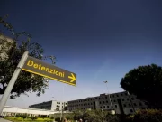 Napoli, agente della polizia penitenziaria trovato con 800 grammi di hashish nascosti in una panciera