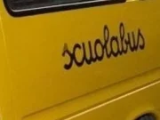 Bimba dimenticata in autobus, operatori sospesi