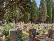Mistero al cimitero di Lecce, trovate ossa sopra due bare