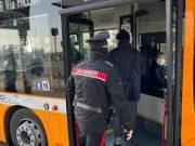 Parma, autista di bus colpito da un pugno e una bottiglia da baby gang