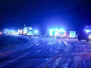 Norvegia, grave incidente stradale: bus con 58 persone a bordo finisce in acqua
