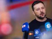 Zelensky: “Putin è pazzo, ama uccidere”