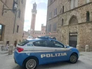 Siena, cercano di rapinare un giovane con lo spray urticante ma se lo spruzzano addosso