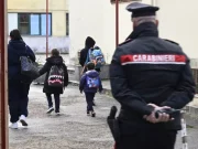 Castellammare di Stabia, arrestata un’insegnante per violenze sessuali su alcuni studenti