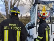 Rignano sull’Arno, albero cade su uno scuolabus