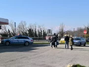 Ivrea-Santhià, due agenti feriti a martellate da un uomo che stava rubando un’auto