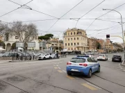 Roma, 15enne accoltellato in strada