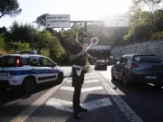Roma, 19enne travolta da un’auto mentre attraversava la strada