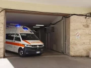 Ossi, mette un bimbo al volante per gioco ma viene schiacciato contro un muro