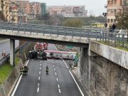 Napoli, si ribalta un’autocisterna in Tangenziale: evacuati alcuni condomini della zona