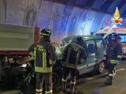 Marcellinara, auto si scontra con un camion fermo per un guasto: due vittime