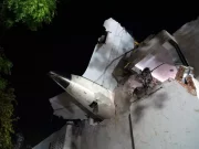 Un aereo in volo per Londra precipita sulle case: c’è un superstite