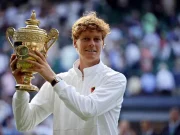 Re Sinner batte Alcaraz e conquista Wimbledon
