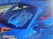 Gardone Riviera, fingono di buttarsi sotto le auto ma un 27enne viene travolto sul serio