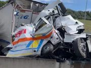 Tragedia sull’A1, camion rompe guardrail e uccide 3 persone su ambulanza