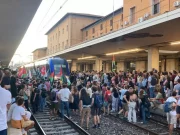 Pisa, Pro Pal bloccano i treni in stazione