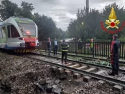 Milano-Lecco, Vdf fermano un treno a pochi metri da una voragine