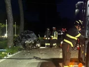 Arezzo, 22enne muore finendo con la sua vettura su un albero