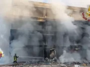 Roma, vasto incendio in un edificio abbandonato