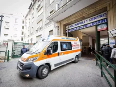 Napoli, cadono calcinacci da un edificio: due turiste ferite