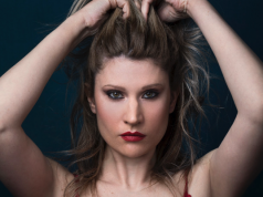 Elisa Forte, l’attrice che abbraccia Napoli con energia e passione