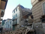 Crolla palazzo a Casoria, evacuato per una perdita d’acqua: tragedia sfiorata, 20 famiglie fuori casa Crollo palazzo a Casoria dopo evacuazione per perdita d’acqua