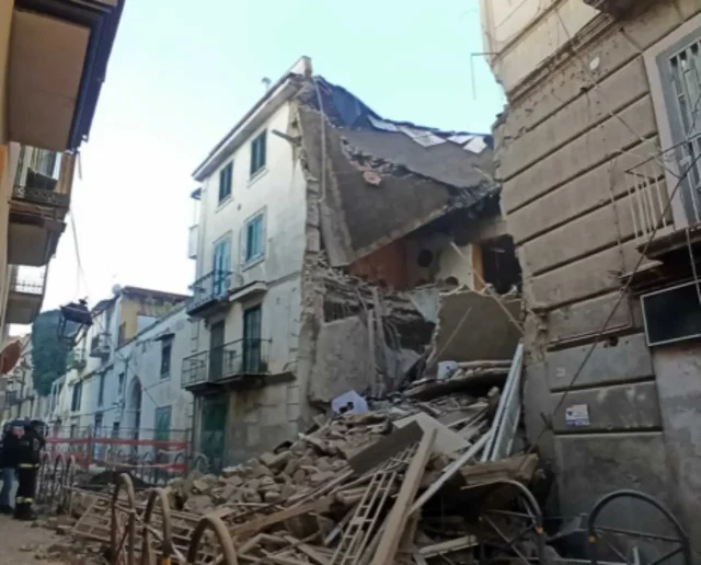 Crollo palazzo a Casoria dopo evacuazione per perdita d’acqua