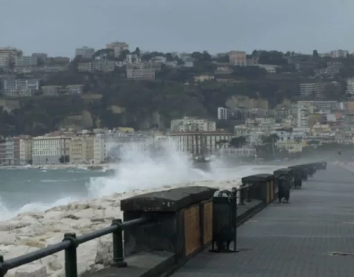Prosegue il maltempo in Campania: allerta meteo per vento forte e mare agitato allerta meteo Campania vento mare
