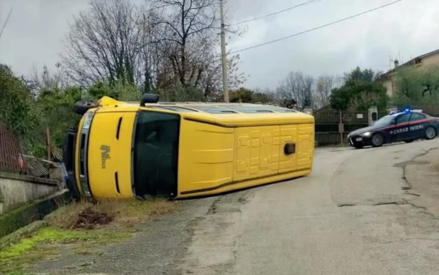 scuolabus ribaltato Cervaro