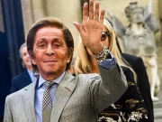 Valentino, Roma si ferma per i funerali dello stilista: strade chiuse e bus deviati Funerali Valentino a Roma davanti a Santa Maria degli Angeli