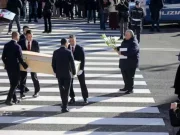 Strage Crans Montana, folla ai funerali di Riccardo Minghetti e Giovanni Tamburi. In chiesa anche i genitori di Manfredi, l’amico ferito. Il padre di Giovanni Tamburi: sono morto con lui funerali Crans Montana Riccardo Giovanni