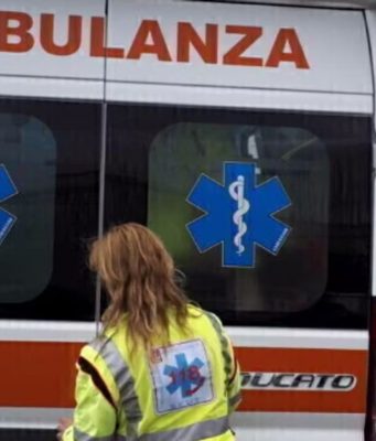 Bambino di 5 anni muore soffocato: Lorenzo Corona ucciso da un wurstel Ambulanza del 118 intervenuta per il caso di Lorenzo Corona soffocato durante la cena