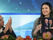 Festival di Sanremo 2026: Carlo Conti apre la conferenza stampa nel ricordo di Pippo Baudo Carlo Conti e Laura Pausini alla conferenza stampa di Sanremo 2026