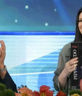 Festival di Sanremo 2026: Carlo Conti apre la conferenza stampa nel ricordo di Pippo Baudo Carlo Conti e Laura Pausini alla conferenza stampa di Sanremo 2026