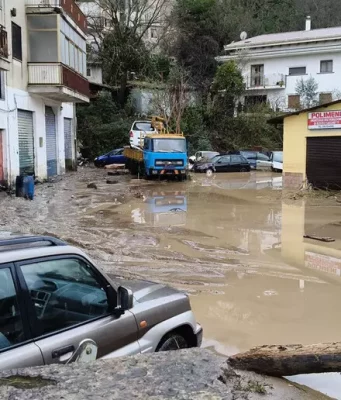 Esondazione fiumi nel Cosentino: famiglie isolate e strade allagate dopo 260 mm di pioggia Esondazione fiumi nel Cosentino con Busento e Campagnano fuori dagli argini