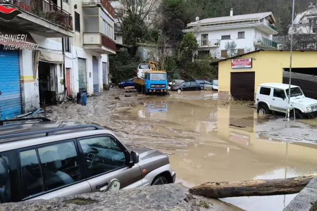 Esondazione nel Cosentino Esondazione fiumi nel Cosentino con Busento e Campagnano fuori dagli argini
