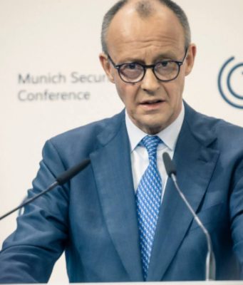 Merz e Macron: “L’Europa è tornata nella storia”. Difesa, Ucraina e divario con gli Usa al centro del vertice Il cancelliere tedesco Friedrich Merz a Monaco