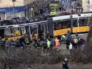 Milano, tram della linea 9 deraglia e si schianta contro un edificio: due morti e 49 feriti Milano, deraglia un tram: due morti e 49 feriti