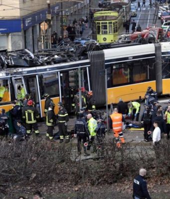 Milano, tram della linea 9 deraglia e si schianta contro un edificio: due morti e 49 feriti Milano, deraglia un tram: due morti e 49 feriti