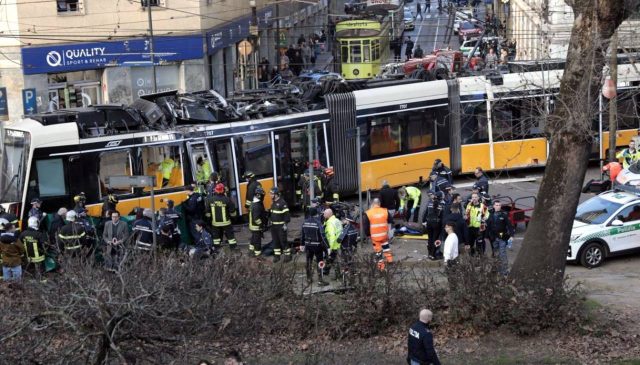 Foto Milano Milano, deraglia un tram: due morti e 49 feriti