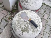 Roma, donna aggredita dal suocero a colpi di mannaia in strada: è in gravi condizioni Roma, donna aggredita dal suocero in strada con una mannaia