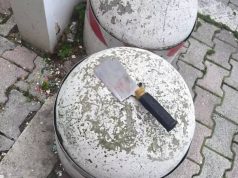 Roma, donna aggredita dal suocero a colpi di mannaia in strada: è in gravi condizioni Roma, donna aggredita dal suocero in strada con una mannaia