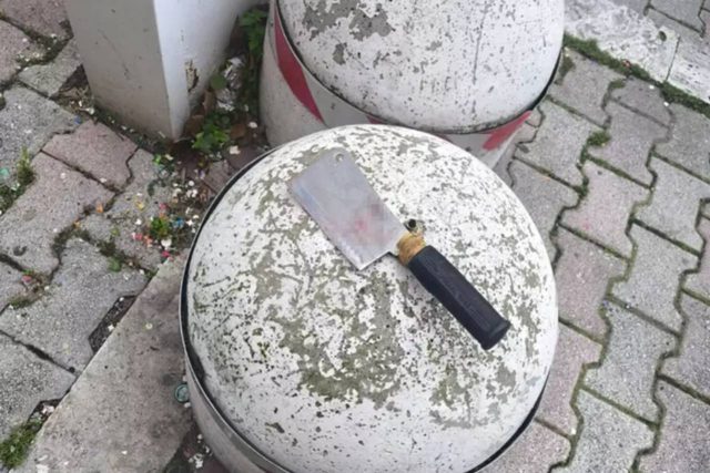 Foto mannaia Roma, donna aggredita dal suocero in strada con una mannaia