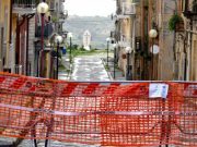 A Niscemi riaprono le scuole. Ciciliano: “Frana ancora in movimento ma rallenta” Niscemi, scuole aperte dopo la frana