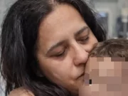 Bimbo Napoli, dopo il no al secondo trapianto si parla di sedazione palliativa. La madre: “Finché respira non muore la speranza” La mamma con il piccolo Domenico