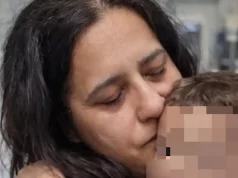 Bimbo Napoli, dopo il no al secondo trapianto si parla di sedazione palliativa. La madre: “Finché respira non muore la speranza” La mamma con il piccolo Domenico