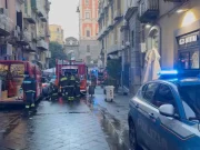 Incendio a Napoli, a fuoco il teatro Sannazaro: case evacuate, paura tra i residenti Incendio teatro Sannazaro Napoli con fiamme sulla cupola