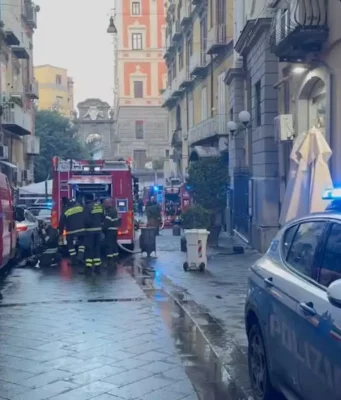 Incendio a Napoli, a fuoco il teatro Sannazaro: case evacuate, paura tra i residenti Incendio teatro Sannazaro Napoli con fiamme sulla cupola