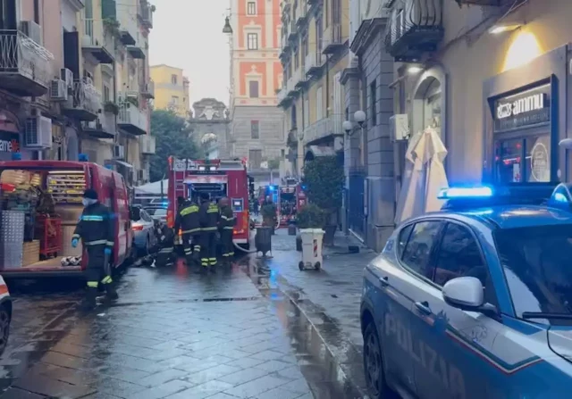 Incendio al teatro Sannazaro Incendio teatro Sannazaro Napoli con fiamme sulla cupola